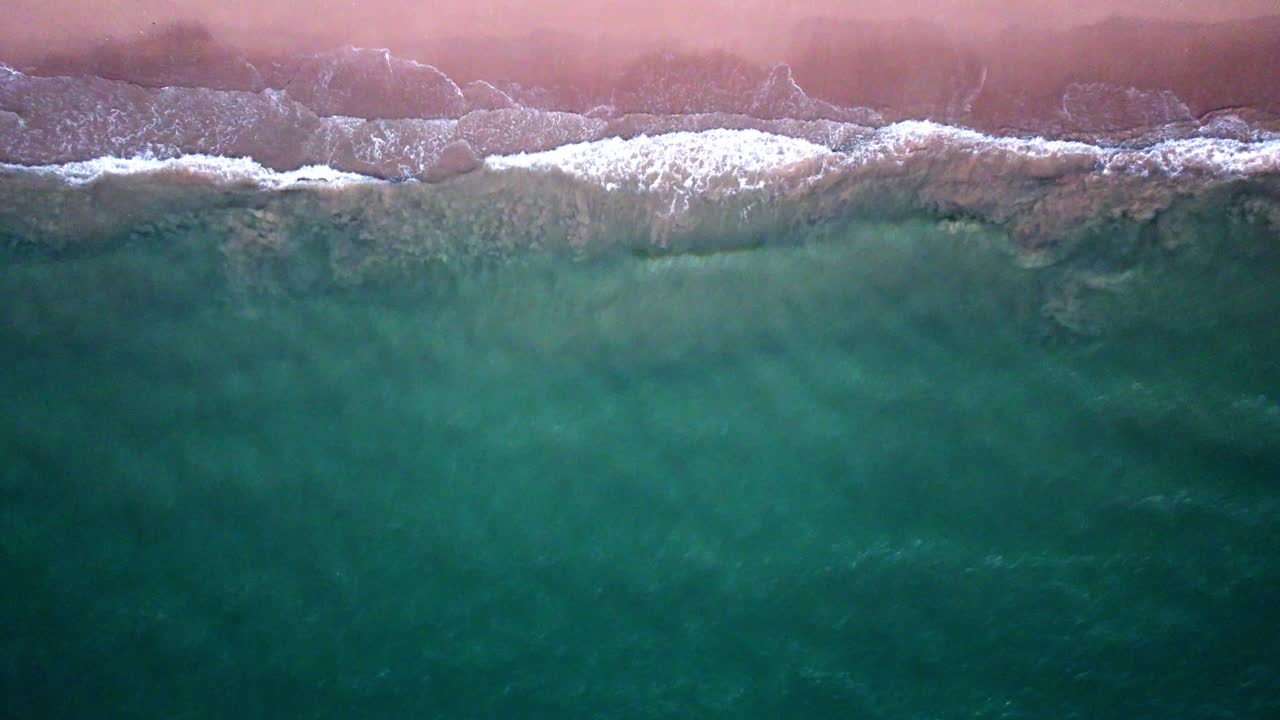 avión no tripulado volando sobre la increíble bahía de la costa de phuket en tailandia