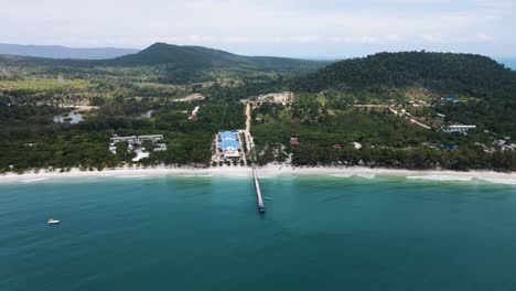 Schöner-Langer-Aufgang-In-Der-Klaren-Blauen-Bucht-Von-Koh-Rong-Sanloem-Mit-Den-Ausgedehnten-Weißen-Sandstränden-Und-Der-Wunderschönen-Grünen-Natur-Auf-Der-Insel-In-Kambodscha