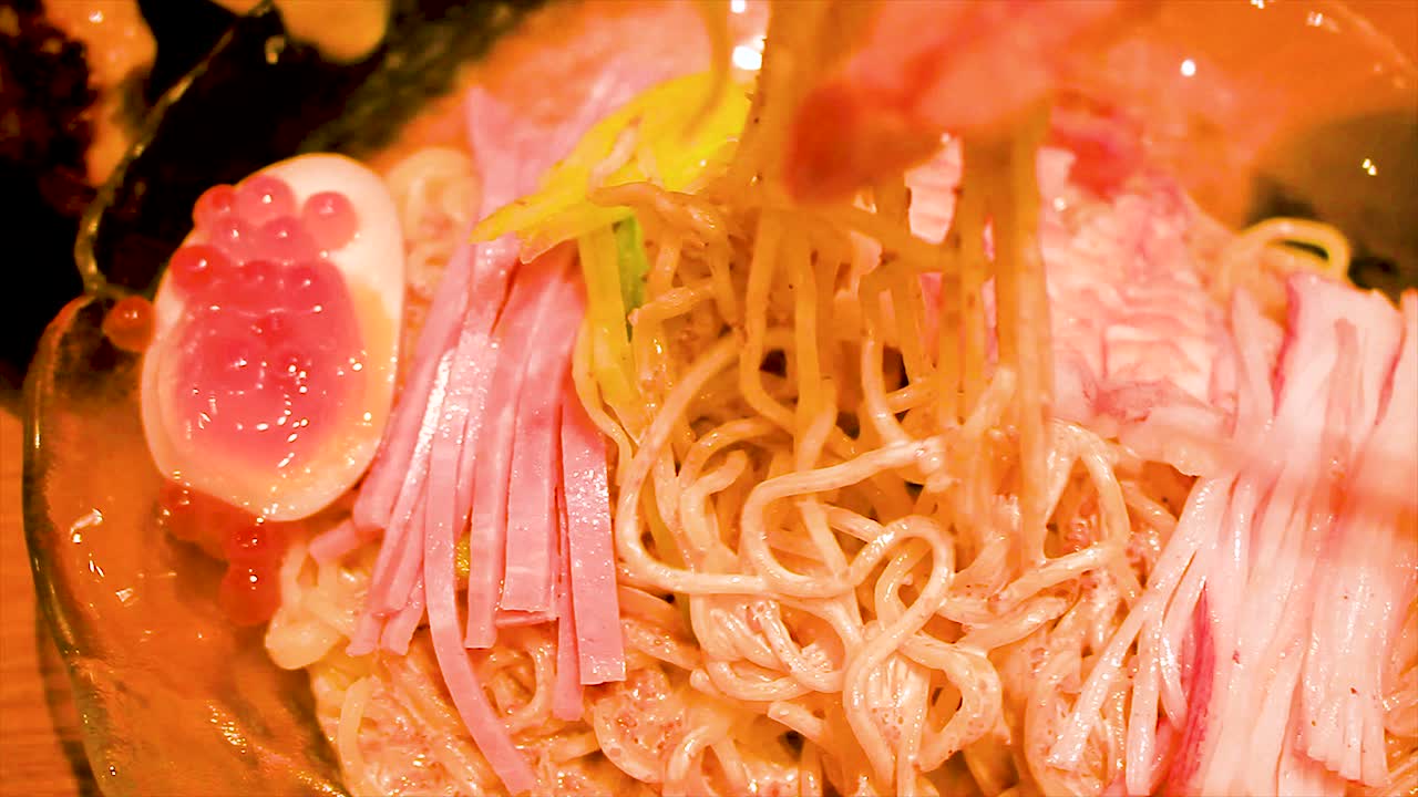 fideos fríos al estilo japonés con delicioso huevo medio cocido, cangrejo y carne de camarón
