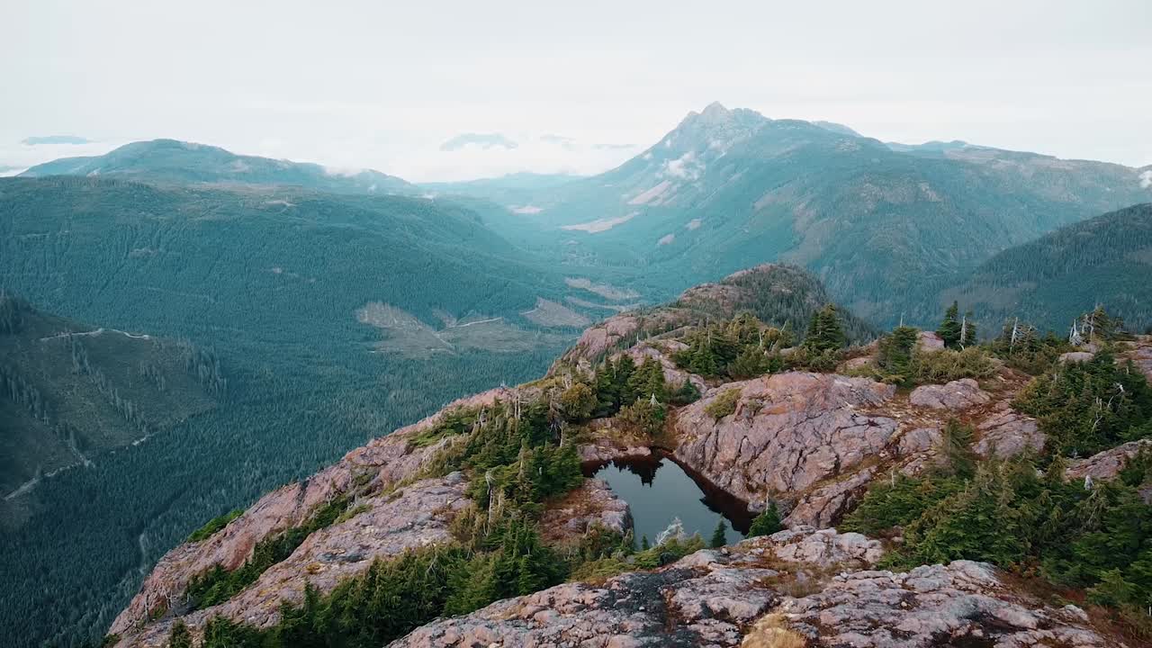 antena del lago de montaña en las montañas de la isla de vancouver, minnas ridge