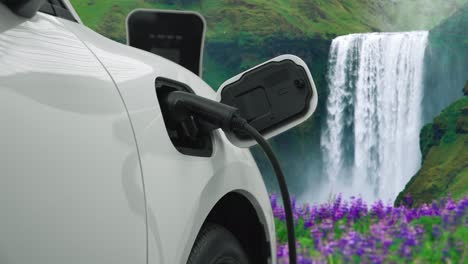 Fortschrittliches-Konzept-Der-Energienachhaltigkeit-Durch-Ein-Elektroauto-Im-Wasserfall.