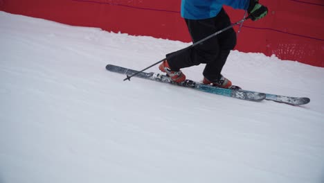 4K-Zeitlupen-Nahaufnahme-Von-Telemarkskiern,-Die-An-Einem-Launischen-Wintertag-In-Norwegen-Mit-Hoher-Geschwindigkeit-Die-Piste-Hinunterfahren