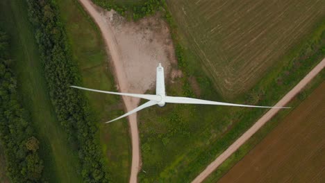 drone aéreo de arriba hacia abajo, vista hacia abajo de una turbina eólica giratoria