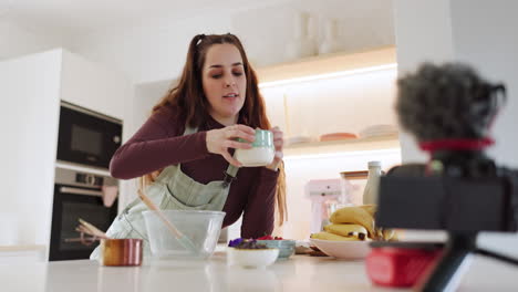 transmisión en vivo, mujer y comida para un blog