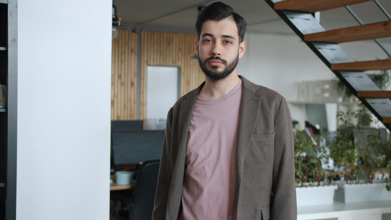 hombre en el entorno de la oficina