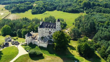 Castillo-Medieval-Bobolice,-Polonia.-Concepto-Aéreo