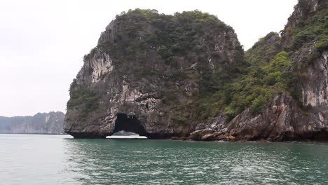 Roca-Con-Un-Túnel-En-La-Bahía-De-Halong,-Vietnam