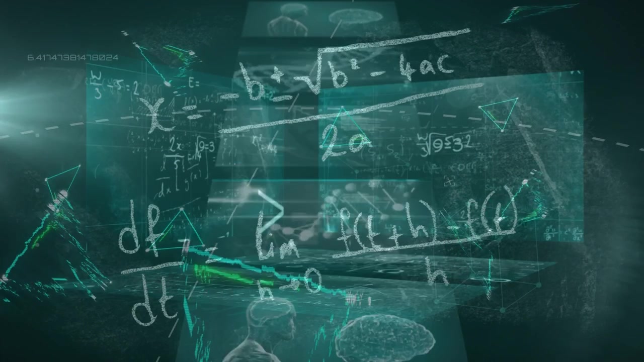 Animazione di elaborazione dati, triangoli e formule matematiche su sfondo verde.