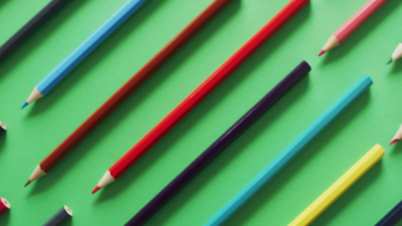 vídeo de la composición con lápices de colores en superficie verde