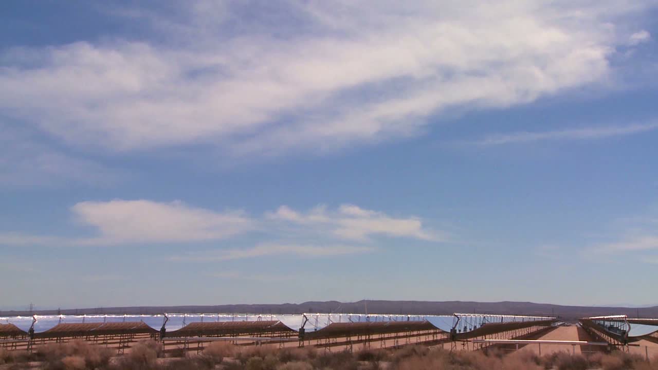lapso de tiempo de las nubes sobre una granja generadora de energía solar en el desierto 3