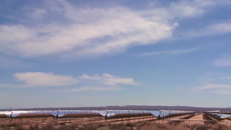 Zeitraffer-Von-Wolken-über-Einem-Solarpark-In-Der-Wüste-3