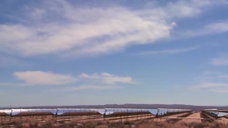 lapso de tiempo de las nubes sobre una granja generadora de energía solar en el desierto 3