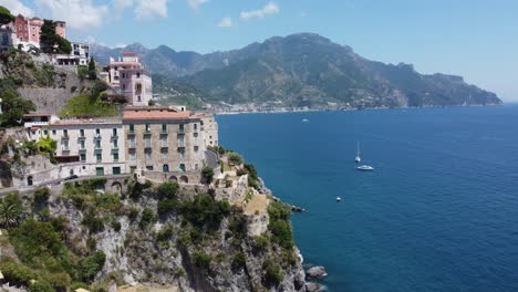 Fliegen-über-Amalfi,-Straßen,-Gebäude-Und-Mittelmeer-Gefilmt-Von-Drohne-In-4k