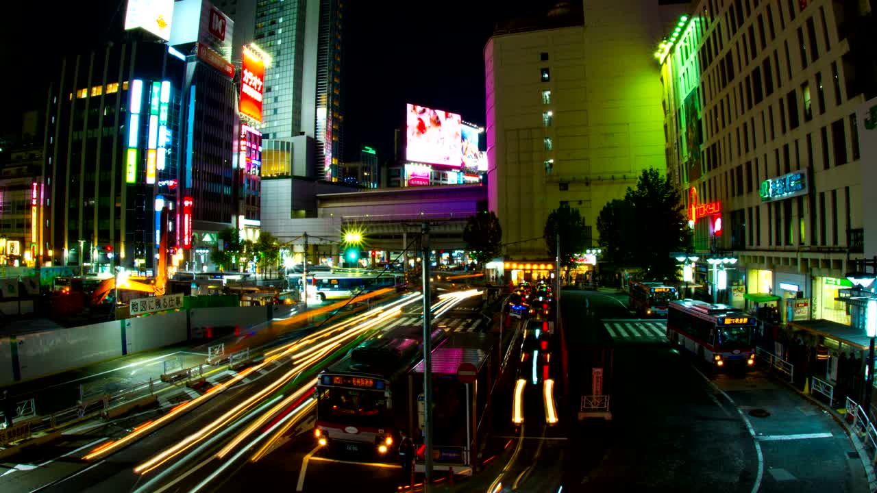 lapso nocturno 4k en el autobús de shibuya rotativo ángulo bajo obturador lento