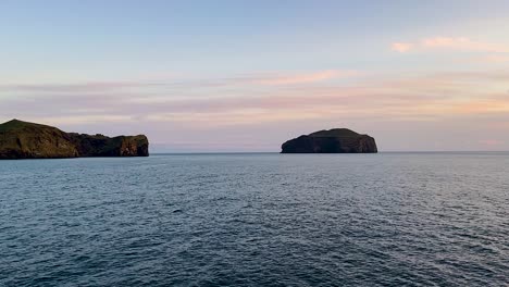 Islas-Vestmannaeyjar-Por-La-Costa-De-Islandia-Y-Mar-Abierto-Visto-Desde-Un-Barco