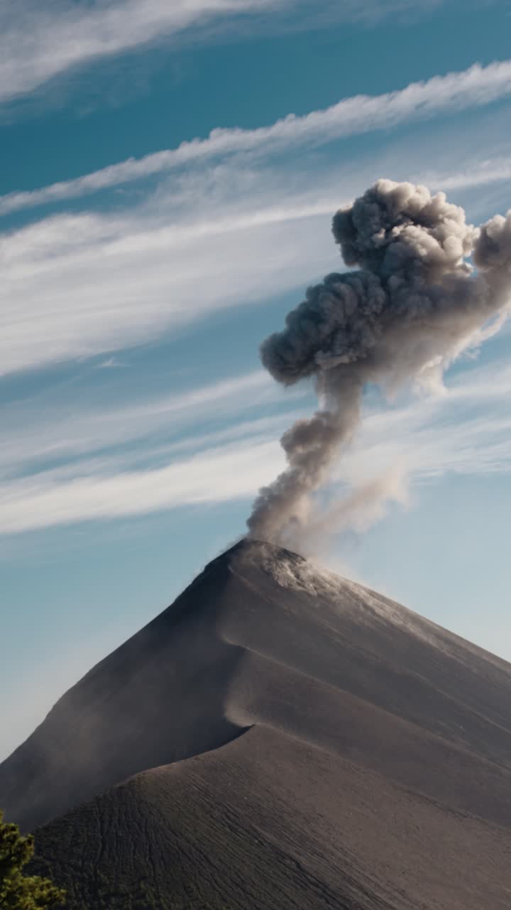 Gumpalan abu menyembur dari kawah Volcan de Fuego di Guatemala.