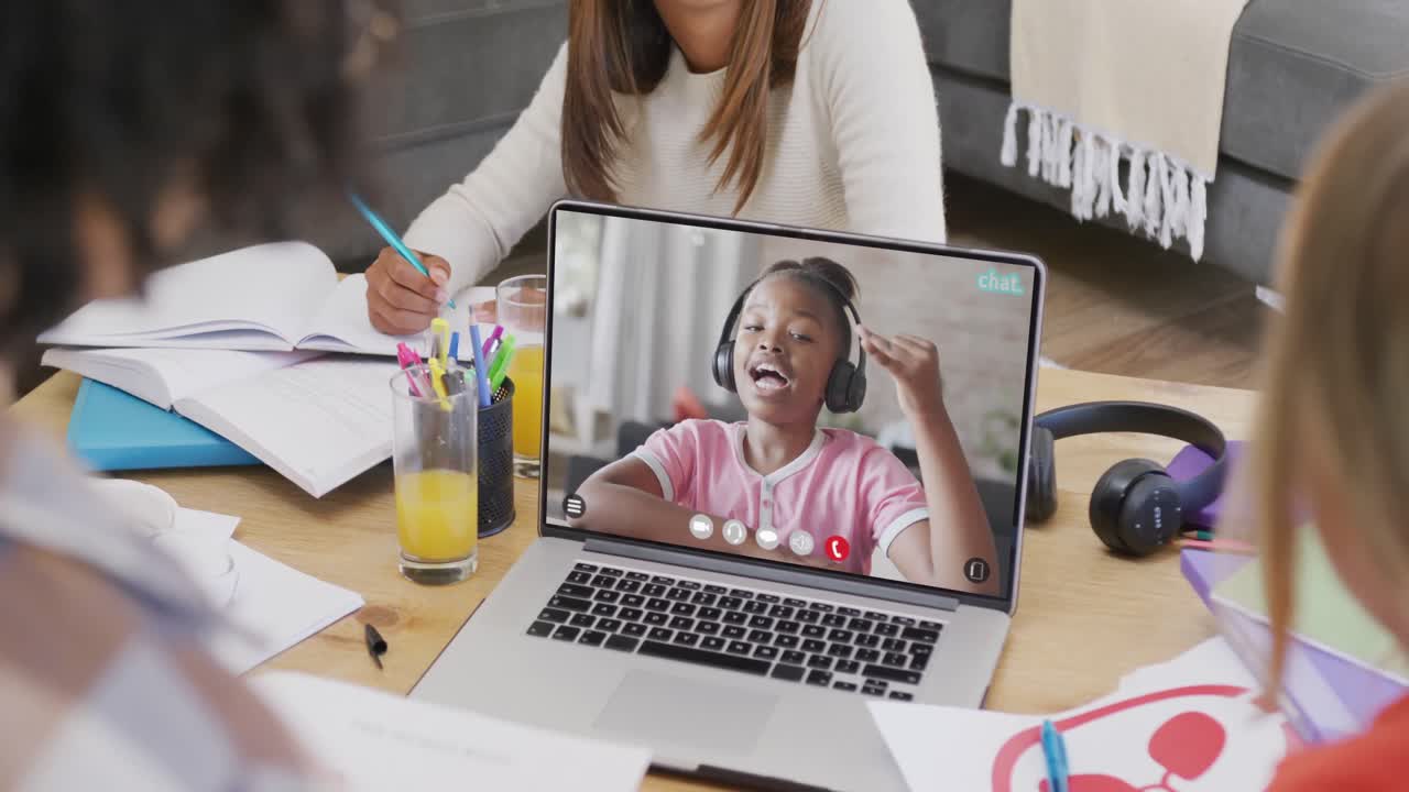 composición de estudiantes diversos en computadora portátil aprendizaje en línea con colegiala afroamericana