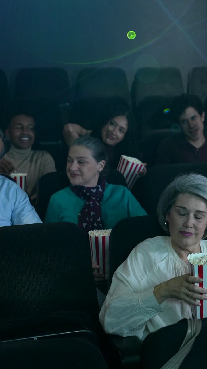 Persone che si godono un film in un cinema con popcorn