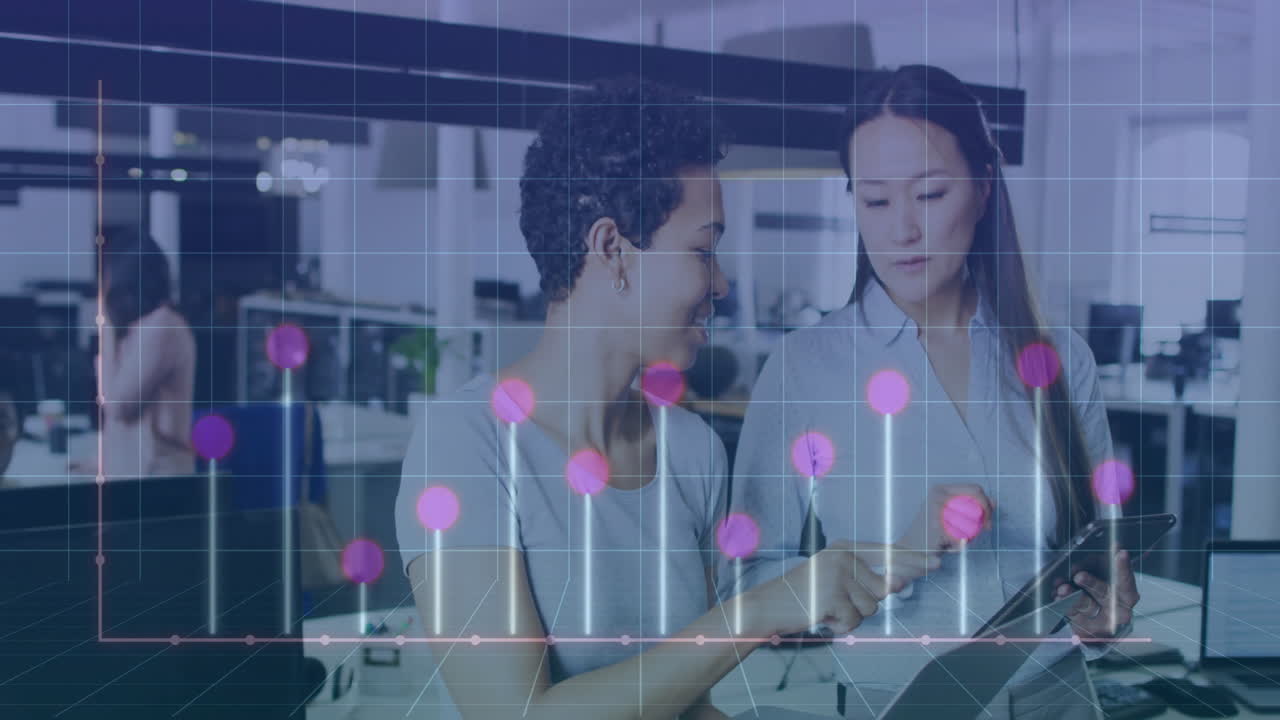 사무실에서 대화하는 다양한 여성 동료들에 대한 다이어그램의 애니메이션