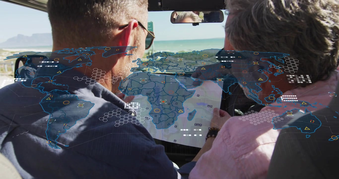 Un uomo sulla destra indica una mappa cartacea, il partner si sporge, allineando un HUD con mappa del mondo alla mappa per la pianificazione del percorso.