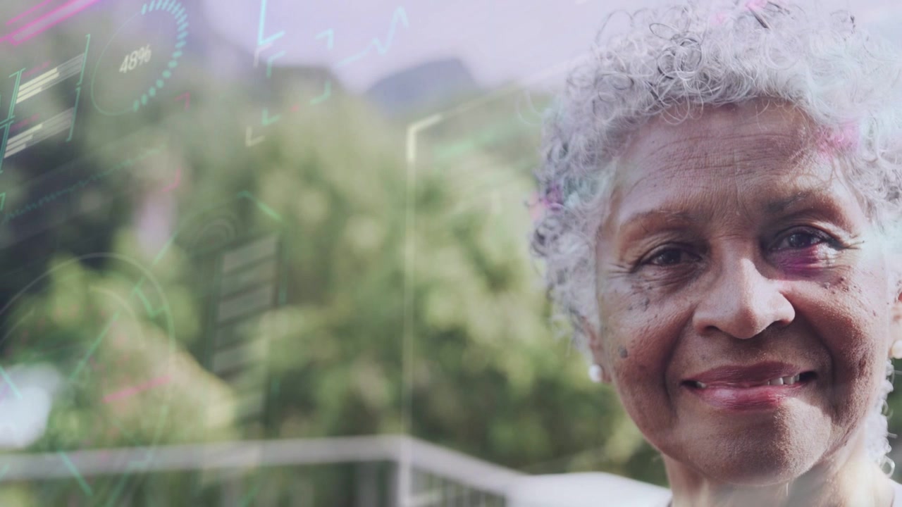 Donna anziana che sorride su un balcone mentre la telecamera si sposta, con un'interfaccia utente olografica che circonda il viso per una demo tecnologica