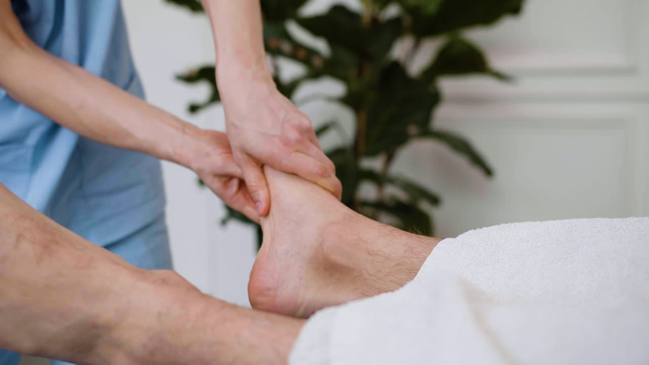 terapeuta de masaje con el cliente