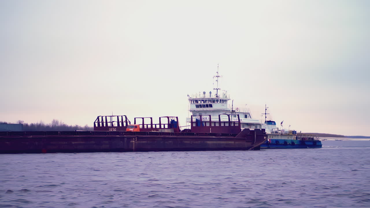 강에 있는 배와 견인선