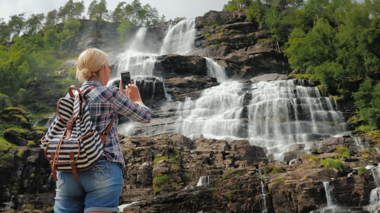 el turista fotografía la cascada más alta de noruega según la leyenda el agua de este agua