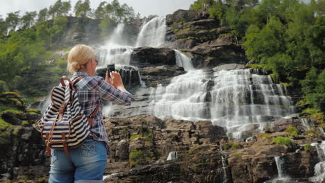 Der-Tourist-Fotografiert-Der-Legende-Nach-Den-Höchsten-Wasserfall-Norwegens-Das-Wasser-Aus-Diesem-Wasser