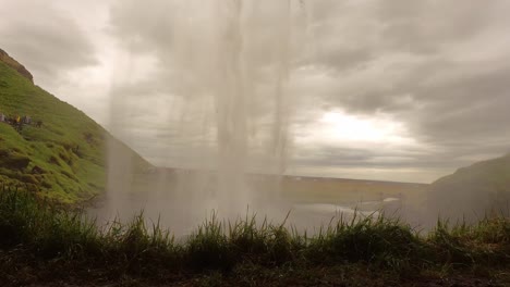 lo que se ve detrás de la cascada de seljalandsfoss