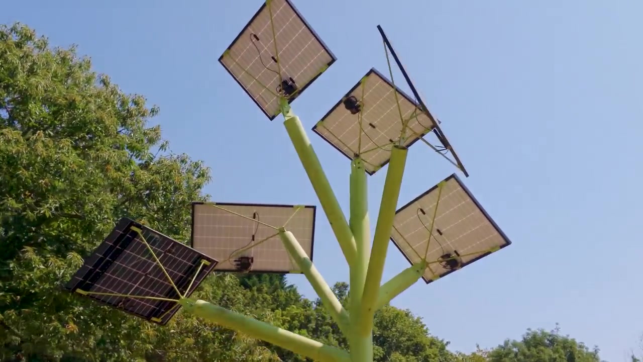 Array di alberi solari multi-angolo in orbita bassa, con i pannelli inclinati per catturare la luce solare al Southampton Science Park, Inghilterra