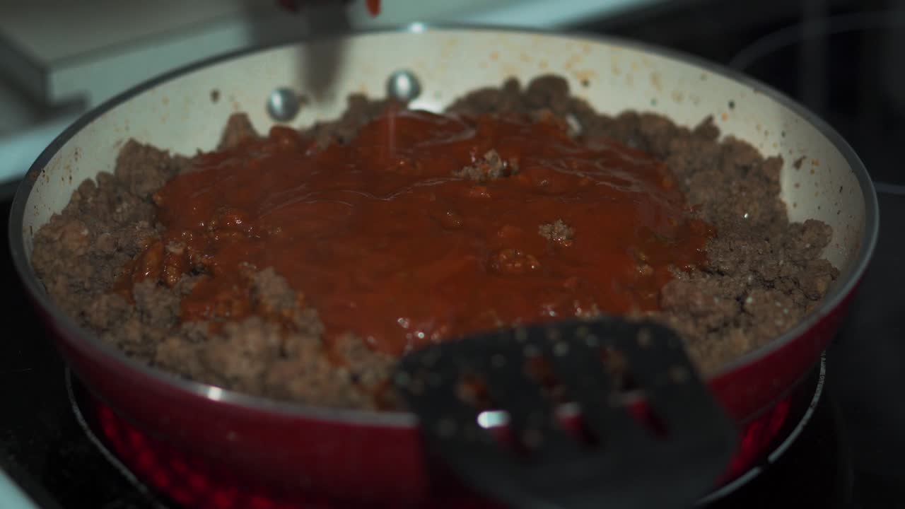 la salsa se vierte sobre la carne molida