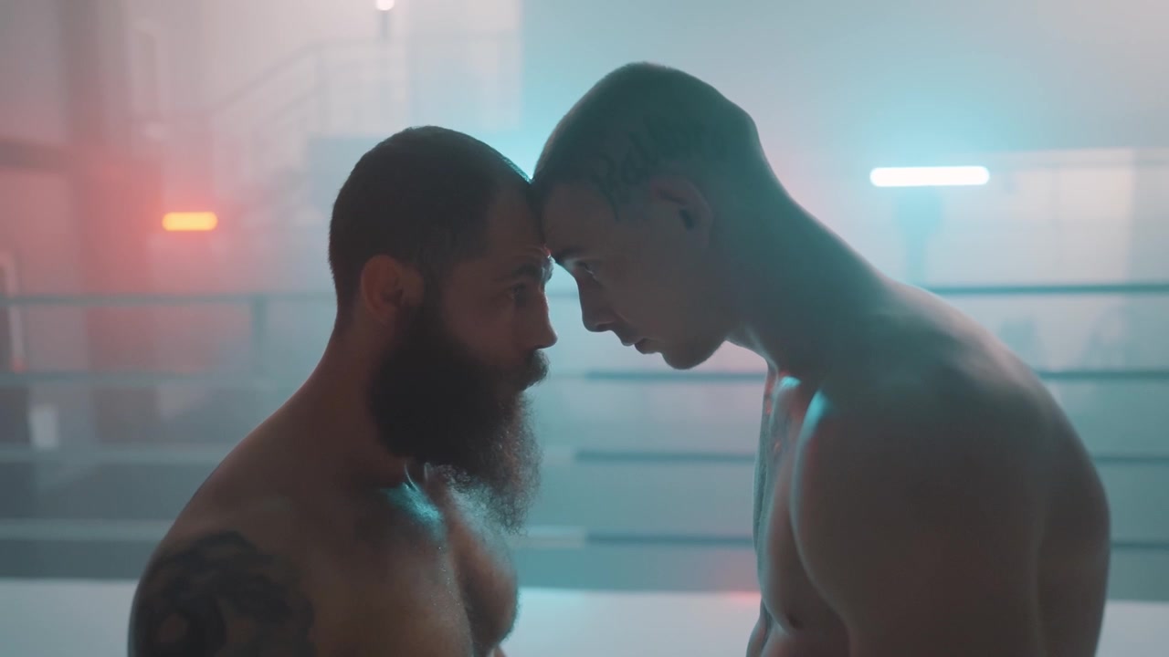 Zwei intensive Kämpfer berühren sich Stirn an Stirn in einem dramatischen Boxring.