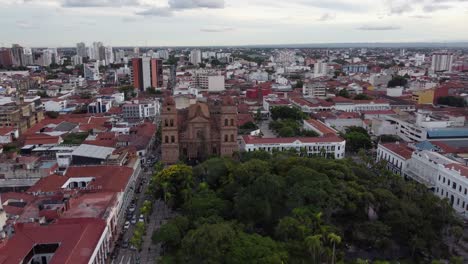 Flyover-city-park-toward-Santa-Cruz-Basilica-in-large-Bolivian-city