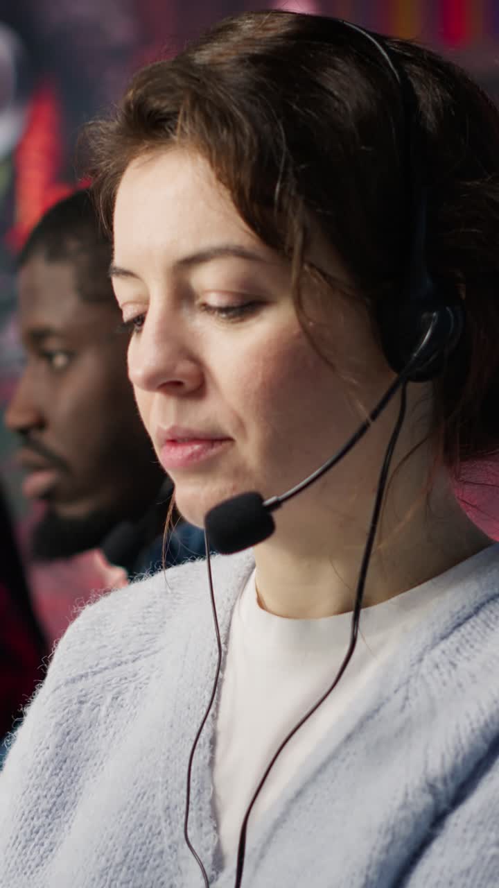 Vídeo vertical: Funcionários de suporte ao cliente auxiliam clientes com problemas técnicos.