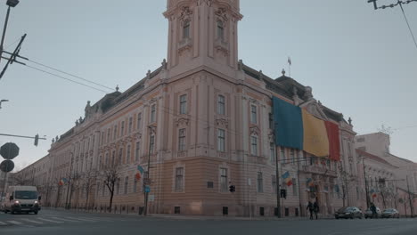 Ein-Schönes-Gebäude-Und-Eine-Straße-In-Cluj-Napoca,-Rumänien