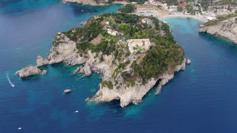 Verano-En-La-Isla-De-Corfú-Vista-De-Drones-Con-Barcos