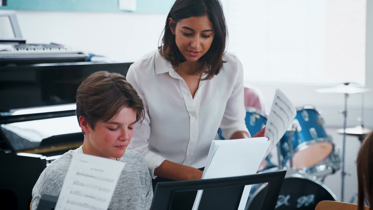 Alunno con l'insegnante che suona il pianoforte nella lezione di musica