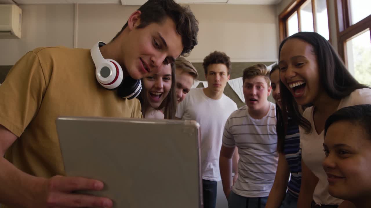 adolescentes en un aula de escuela