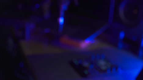 podcasting, el presentador coloca el micrófono en la toma y se prepara para transmitir en vivo