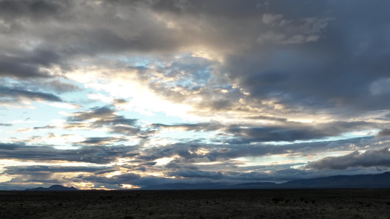 cielo dramático sobre el desierto de mojave al anochecer con nubes