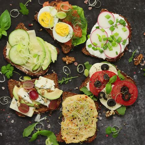 surtido de sándwiches caseros con varios ingredientes con verduras frescas de colores