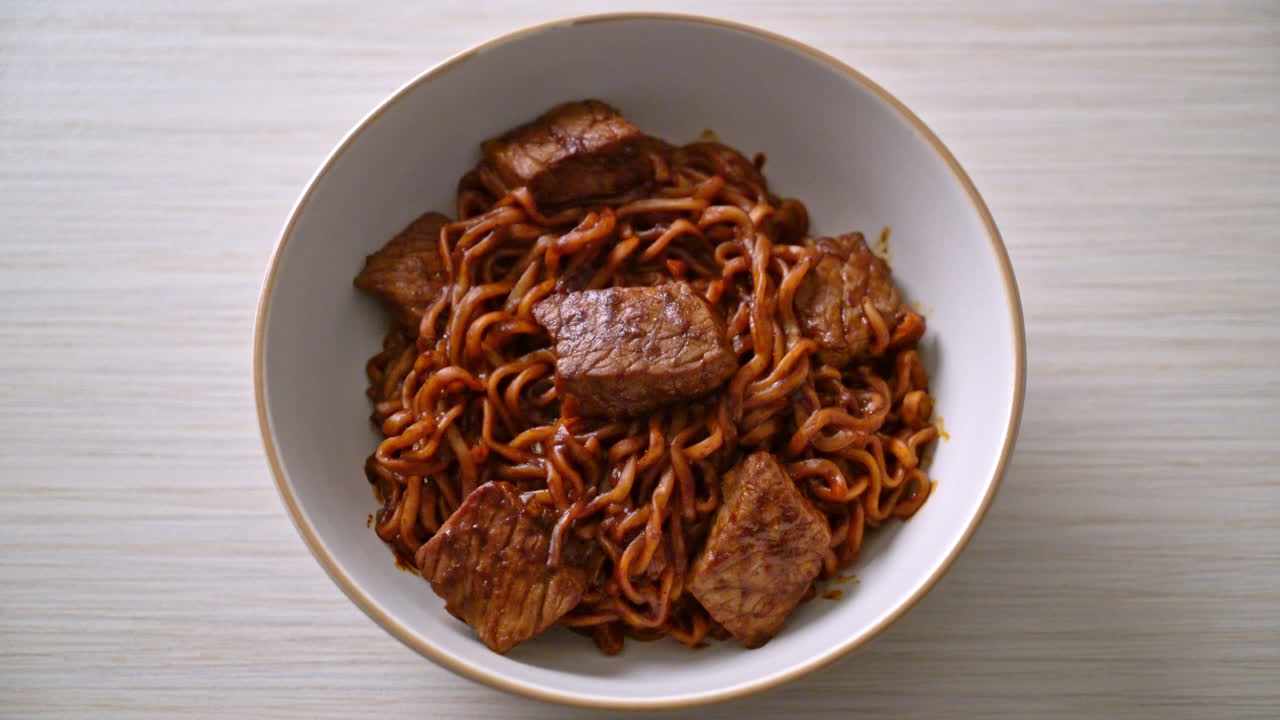 jjapaguri o chapaguri, fideos picantes de frijoles negros coreanos con carne de res - estilo de comida coreana