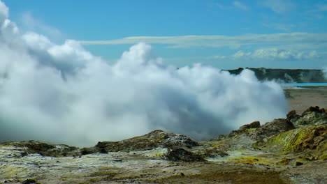 Dichter-Rauch-Aus-Dampfenden-Heißen-Quellen-Und-Fumarolen-Im-Geothermiegebiet-Gunnuhver-Hot-Springs-Und-Im-Geothermiekraftwerk-Auf-Der-Halbinsel-Reykjanes-In-Island