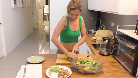 mujer cocinando verduras en casa