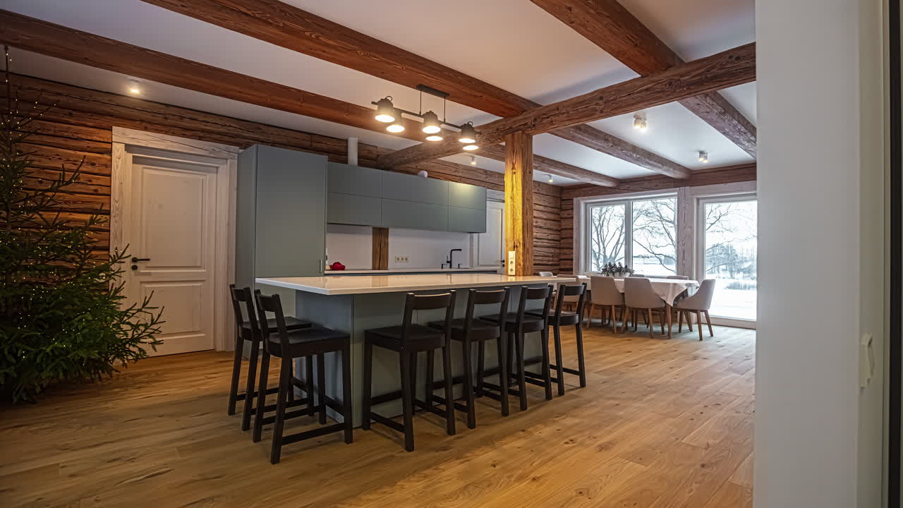panorámica desde la puerta para ver una cocina de concepto abierto y una gran sala en una casa modelo de lujo