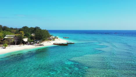 hermosa superficie marina colorida con agua turquesa vibrante que lava la arena blanca de una playa exótica en una isla tropical verde en indonesia