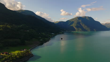 Fondo-De-Paisaje-Montañoso-En-Lustrafjorden-Y-Lustre-Village-En-El-Condado-De-Vestland,-Noruega