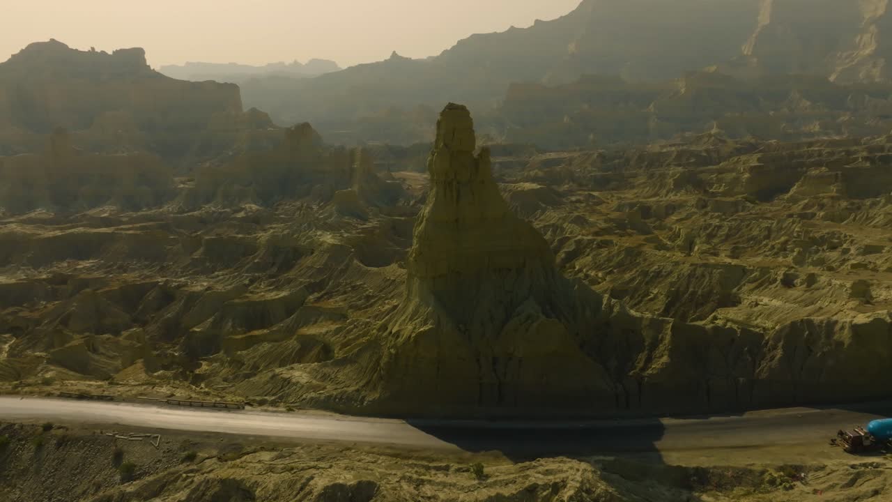 파키스탄 발루치스탄에 있는 힌골 국립공원 (hingol national park) 에 있는 아름다운 산인 '희망의 왕자 (princes of hope) '를 찍은 공중 촬영