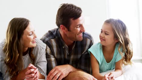 Glückliche-Familie,-Die-Sich-Auf-Dem-Bett-Im-Schlafzimmer-Entspannt